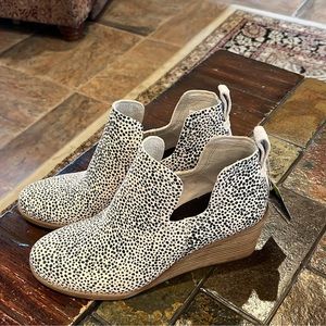 NWT wedge boots by Tom’s with cheetah pattern